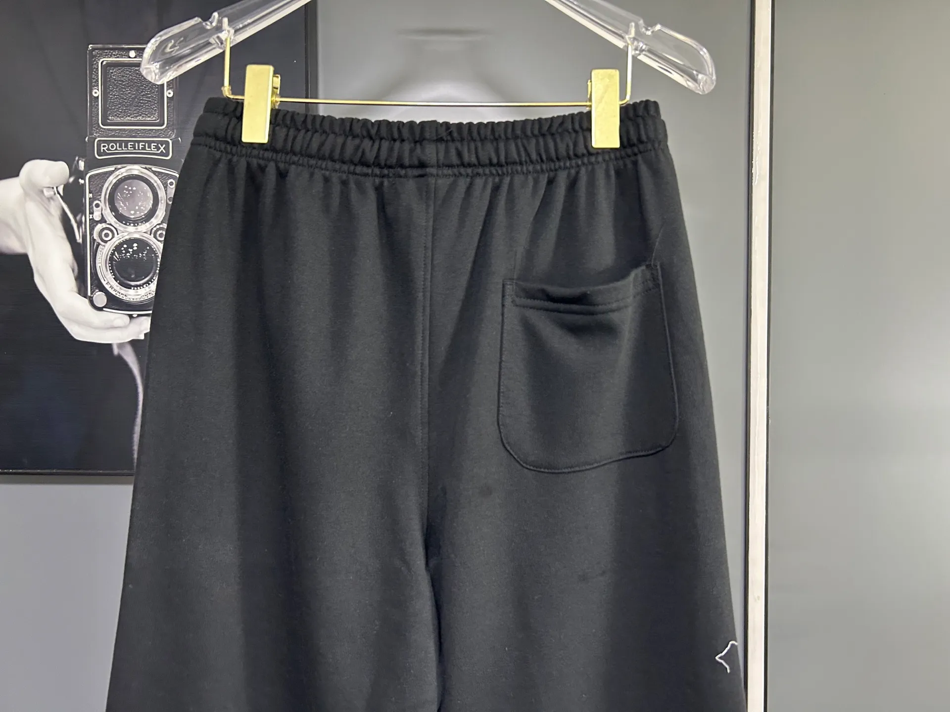P220 Chrome Hearts 25 new colorful cross-mark loose straight trousers 2025 autumn and winter new embroidered elastic band casual trousers, customized fabrics at the counter. Made of 400g high-version terry fabric, with high breathability and comfort, impeccable details, no pilling and no deformation, brand element design concept, reflecting high quality. It feels delicate and soft! It presents casual tailoring, the same style for men and women, and the upper body shape is awesome! Size: S M L XL Color: Black